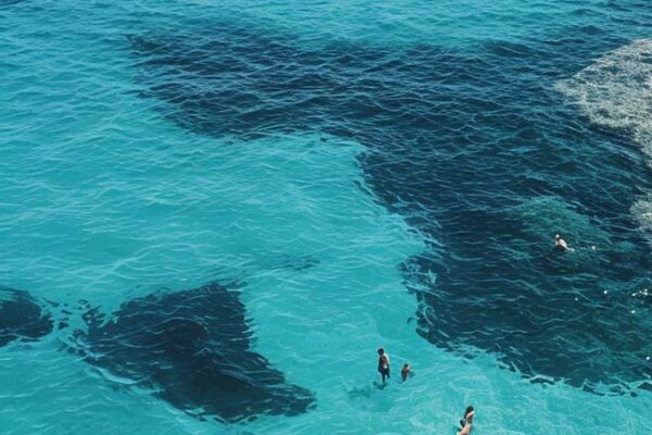 3dwebdesign_94206_aa_few_people_swimming_next_to_a_small_yacht__8e83c6b9-1a09-4519-8b2a-73b2ae414130